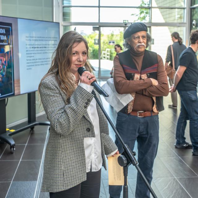 Kierowniczka Uczelnianego Centrum Kultury Politechniki Poznańskiej Katarzyna Aleksiun z prof. Eduardo Bayro-Corrochano otwierają wystawę „RYTMY / RYMY / BARWY” .