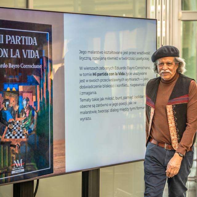 Profesor Eduardo Bayro-Corrochano, na tle ekranu wyświetlającego biografię.