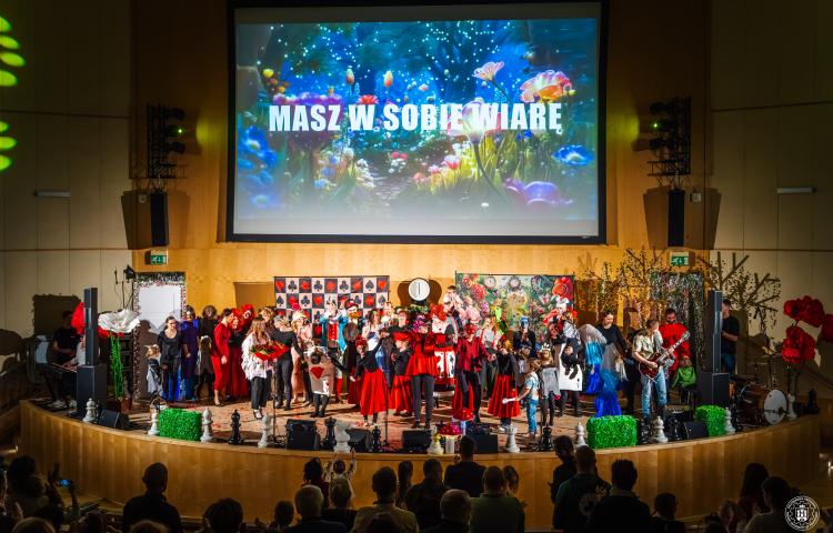 Baśniowy wieczór z „Alicją w Krainie Czarów” – Noworoczny Spektakl Teatralny dla dzieci