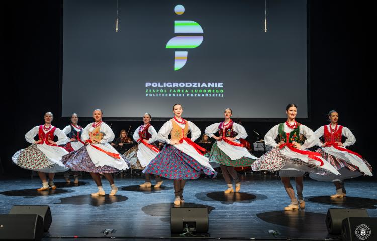 Folklor w centrum uwagi. „Poligrodzianie” i „Volantes Soni” otworzyli sezon koncertem galowym pt. „Współbrzmienia”. W niedzielę, 11 października 2026 r., koncertem galowym Zespołu Tańca Ludowego Politechniki Poznańskiej „Poligrodzianie”, z gościnnym udziałem Chóru Politechniki Poznańskiej „Volantes Soni”, rozpoczęliśmy nowy sezon kulturalny w roku akademickim 2026/2027! Scena tętniła młodością i zaraźliwą energią!