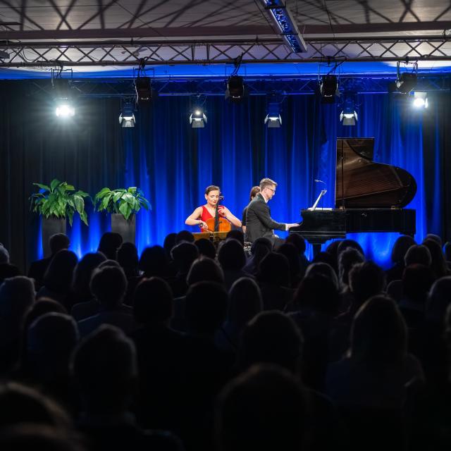 ZDJĘCIE 2 - publiczność i scena