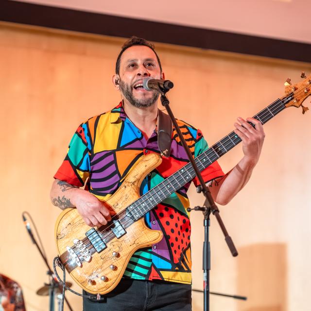 Roman Mendez na scenie– gitara basowa, śpiew 