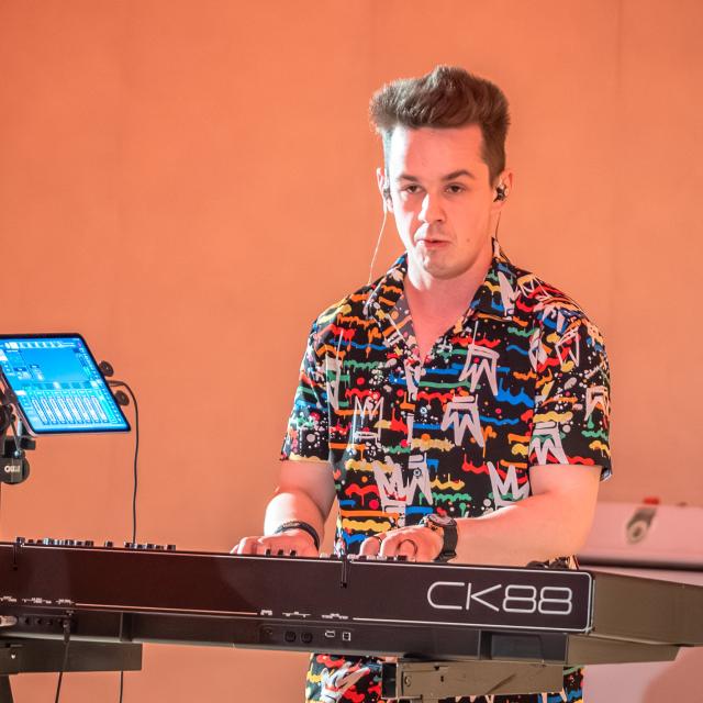 Michał Baranowski na scenie– piano 