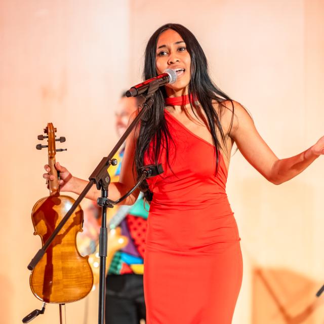 Karolina Melina na scenie – skrzypce, śpiew 